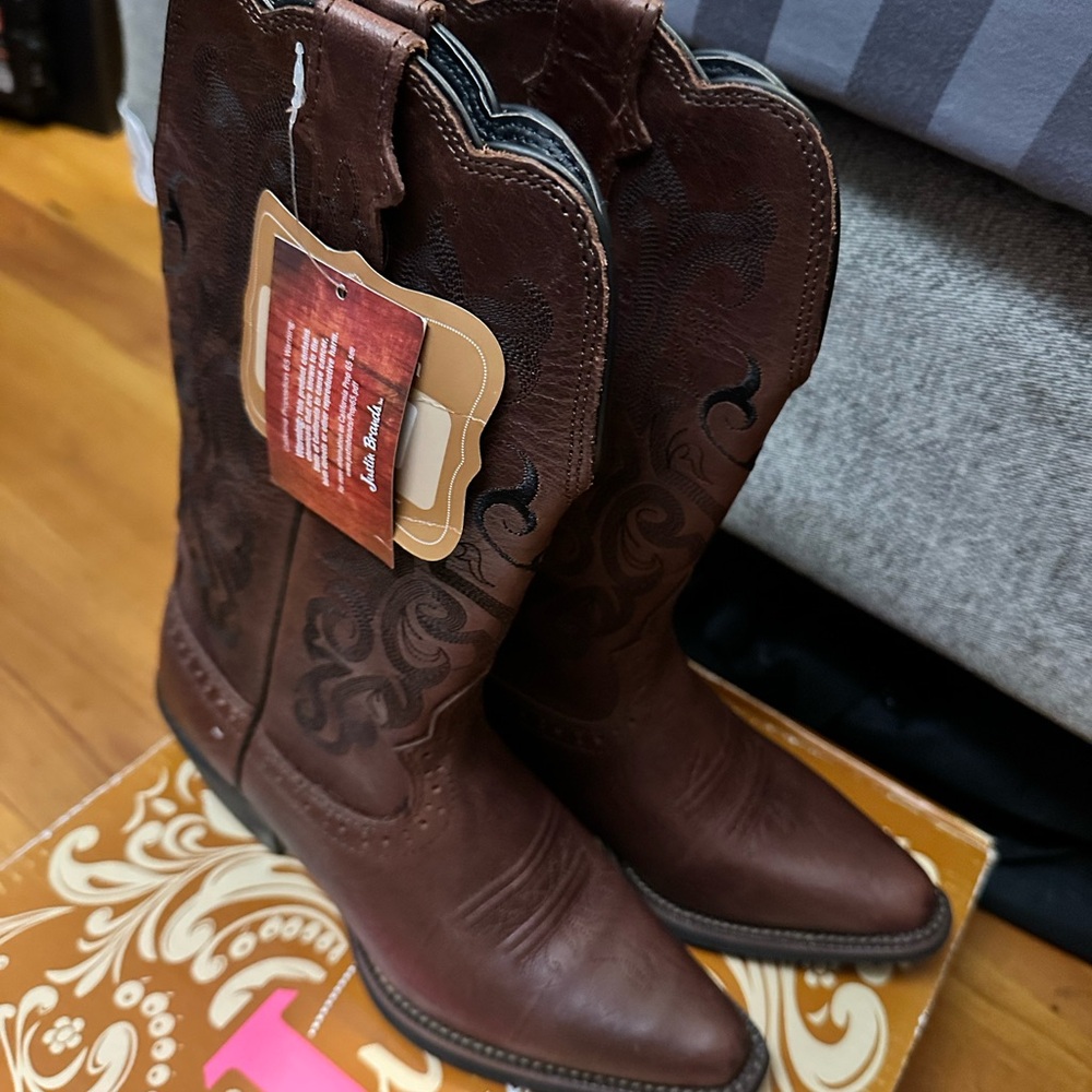 Woman’s Justin’s boots. Size 7.5 c. Never worn. New in box.